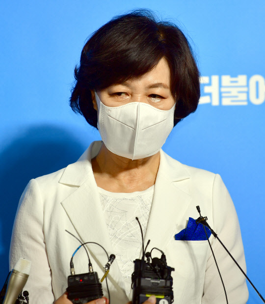 추미애 전 법무부 장관이 지난 25일 광주 김대중컨벤션센터에서 열린 광주·전남 경선 결과 발표 이후 취재진의 질문에 답하고 있다. 공동취재=연합뉴스